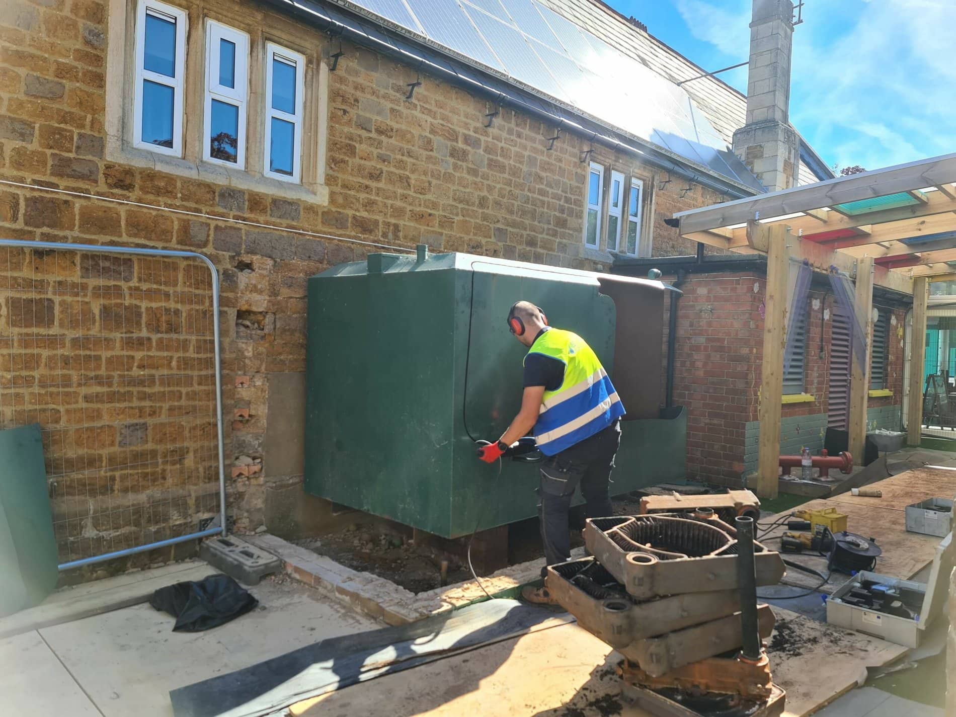 5000L Bunded Metal Oil Tank Removal From A School Eco Tank Services